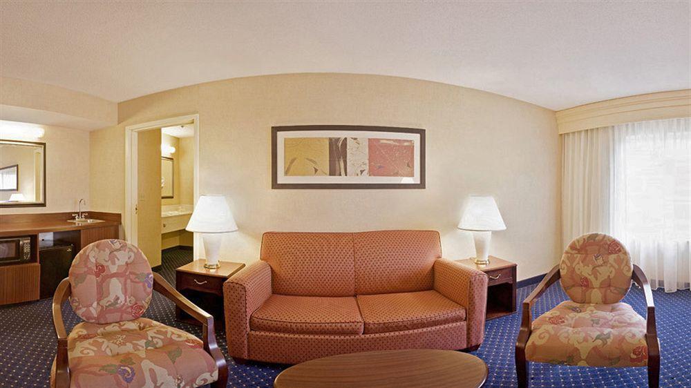 Courtyard Boston Raynham Hotel Buitenkant foto