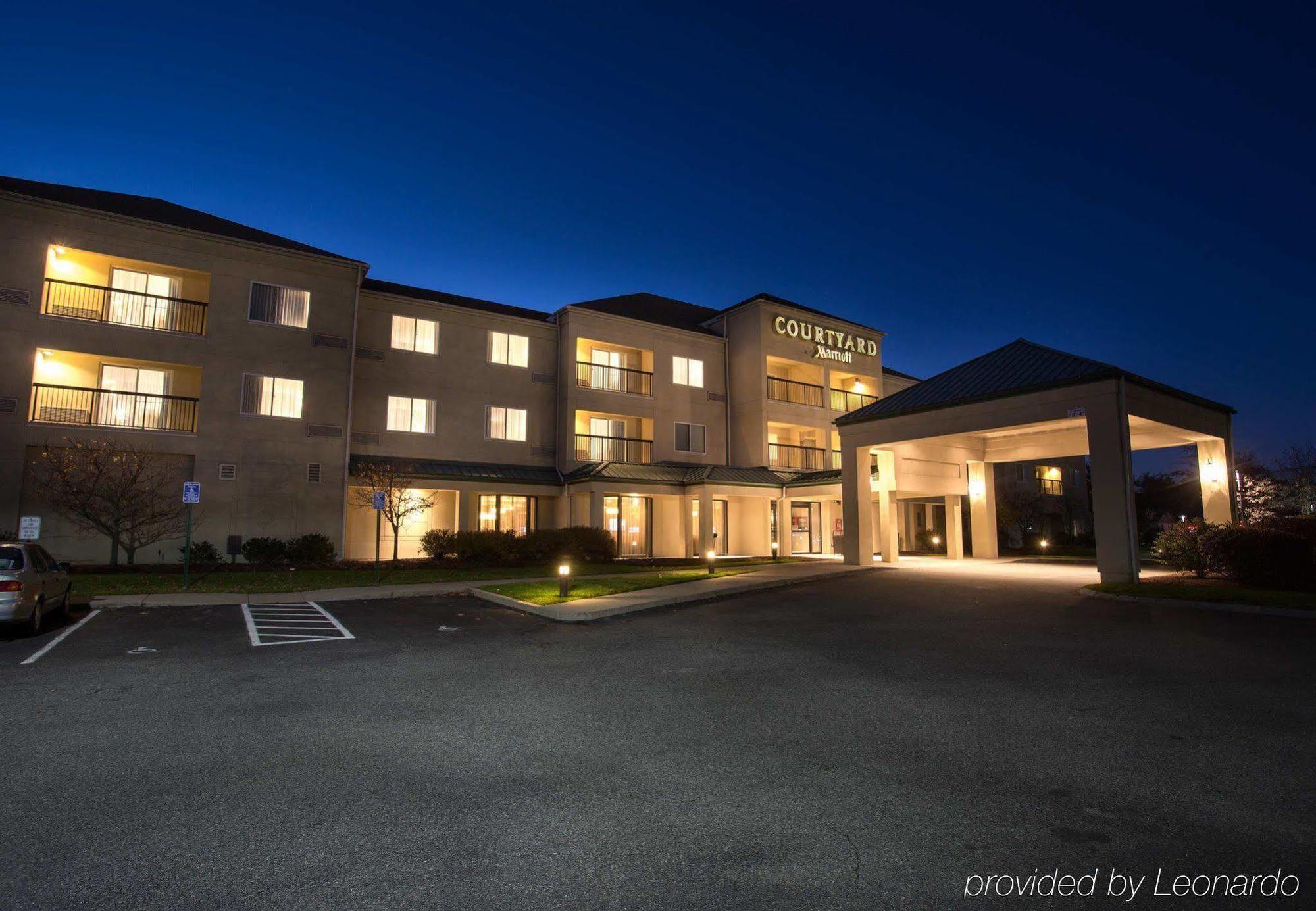 Courtyard Boston Raynham Hotel Buitenkant foto