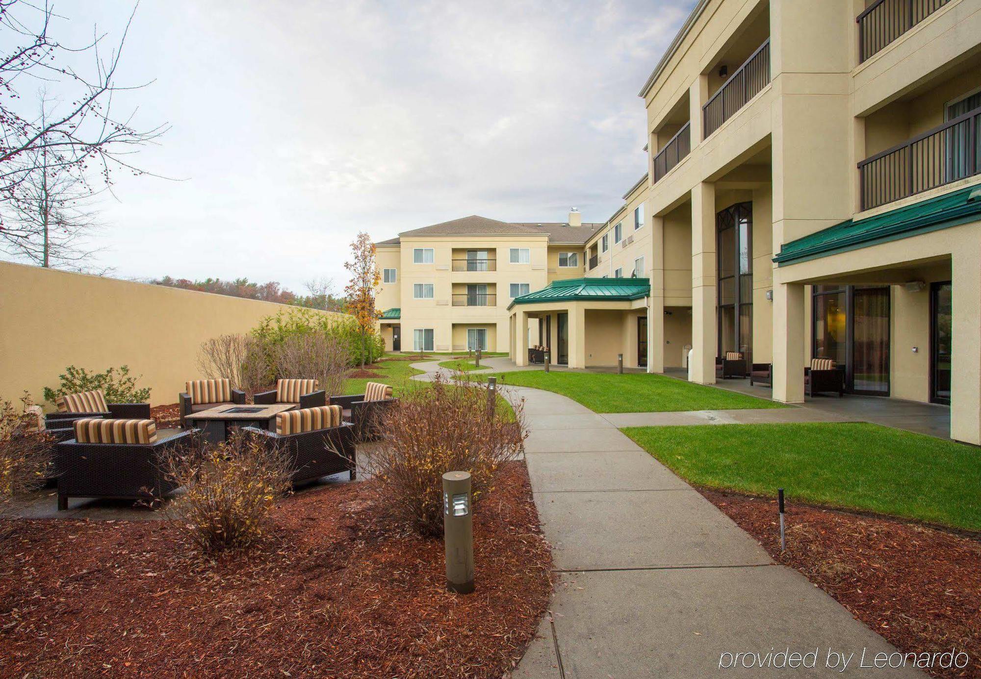 Courtyard Boston Raynham Hotel Buitenkant foto