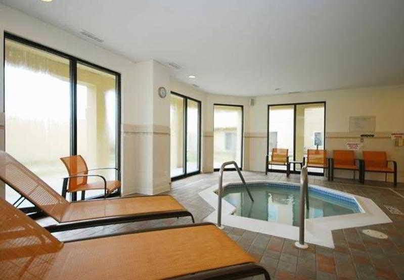 Courtyard Boston Raynham Hotel Buitenkant foto